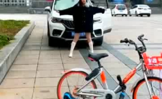 小姐姐乱跑被车撞,小姐姐街头乱窜遭遇车祸